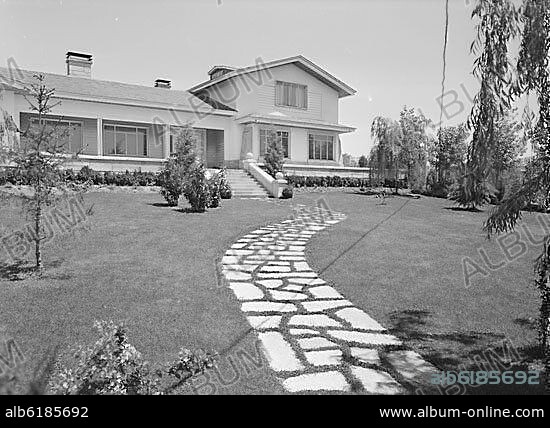 CHALET EN EL BARRIO RESIDENCIAL DE PUERTA DE HIERRO - FOTOGRAFIA EN BLANCO Y NEGRO - AÑOS 50.