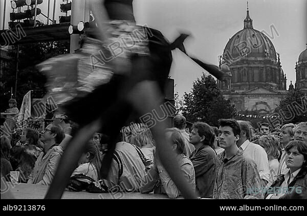 GDR, Berlin, 17.7.1988, Festival in Monbijoupark Fashion Show.