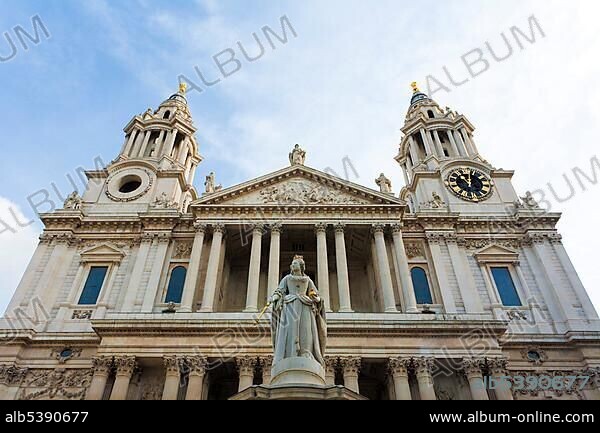 Statue of Queen Anne in front of St. Paul's Cathedral, London, England, United Kingdom, Europe.