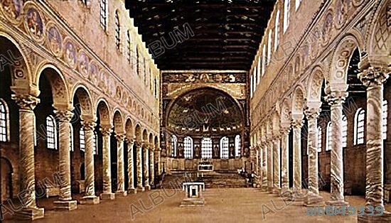 INTERIOR DE LA BASILICA DE SAN APOLINAR IN CLASSE CONSTRUIDA DURANTE LA PRIMERA MITAD DEL SIGLO VI.