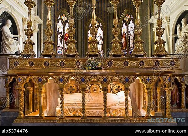 Tomb of S. Catherine of Siena, Santa Maria sopra Minerva Church (Gothic church), Rome, Italy, Europe.