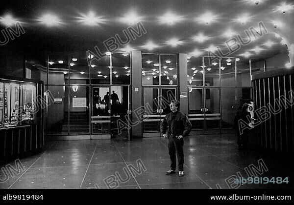 GDR; Berlin; 23.04.1990; Colosseum cinema; foyer; in Schönhauser Allee.