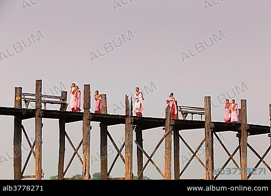 Nuns on U-Bein bridge, Amarapura, Mandalay, Myanmar, Asia.