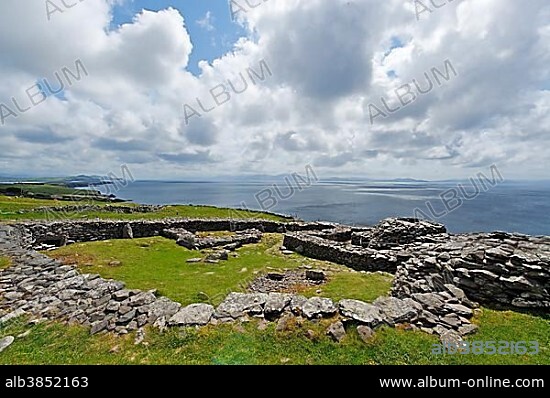 Stone ring wall, Dunbeg Fort, Fahan, Dingle Peninsula, County Kerry, Ireland, Europe.