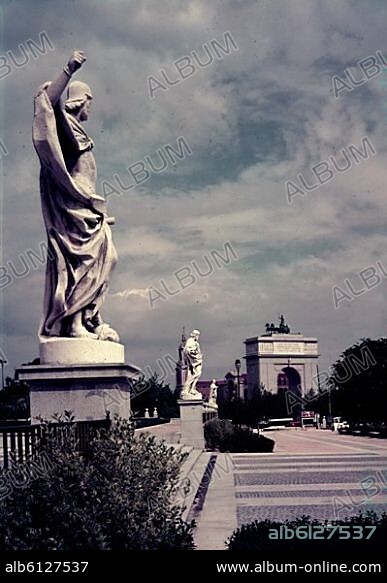 MADRID EN LOS AÑOS 60 ESCULTURAS DELENTE DEL MINISTERIO DEL AIRE CALLE DE LA PRINCESA HACIA EN ARCO DE LA VICTORIA.