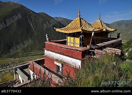 Tibetan Buddhism, golden roofs of Drigung Monastery, Drigung Til, views of a Tibetan village below, Meldro Gonkar, Lhundrup district, central Tibet, Tibet, Himalayas, China, Asia.