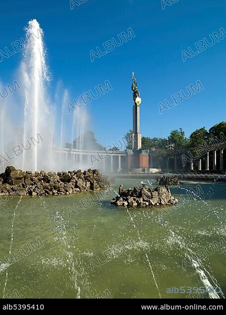 Hochstrahlbrunnen, Monument to the Soviet Red Army at Schwarzenbergplatz, Vienna, Austria, Europe.