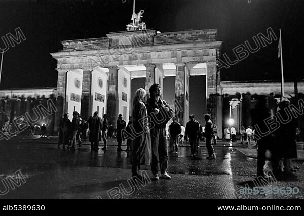 Fall of the Berlin Wall, on the night of the 9th November, 1989, citizens of Berlin standing speechless in the border area of the Brandenburg Gate, Berlin, Germany, Europe.