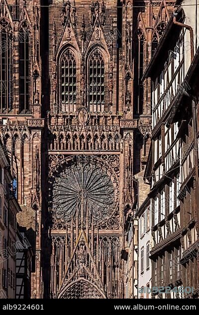 Strasbourg Cathedral, Liebfrauenmünster, the Cathédrale Notre-Dame de Strasbourg is one of the most important cathedrals in the history of European architecture, rosette on the west front, Strasbourg, Bas-Rhin, France, Europe.