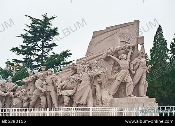 Communist stone monument, people with the flag of Mao Zedong, Tiananmen Square, Tiananmen Square, Beijing, People's Republic of China, Asia.