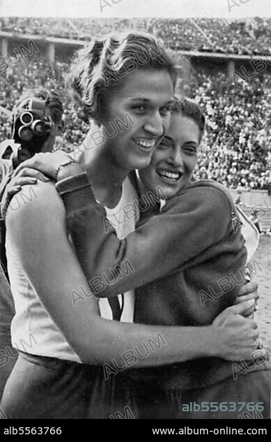 Helen Stephens and Alice Arden from USA, 4 x 100 m relay race.
