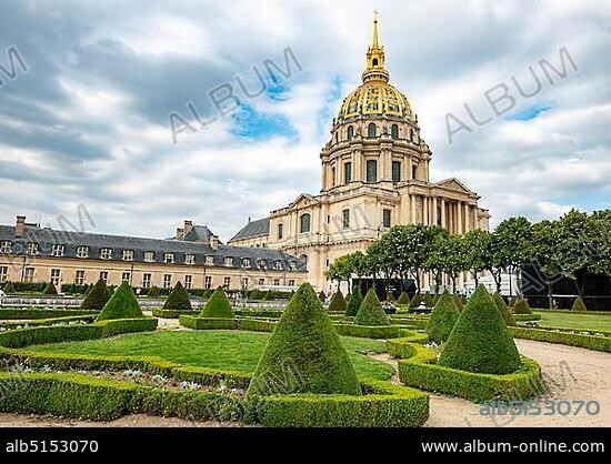 Cathedral of the Invalides with golden dome, Tomb of Napoleon I, Hotel des Invalides, Paris, Île-de-France, France, Europe.