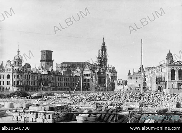 DEU Sachsen Dresden Dresden 1945, ruins of the Residenzschloss, the Georgentor, the Hofkirche, the Ständehaus and the Johanneum seen from Rosmariengasse. Scan of the original photo, unknown estate.