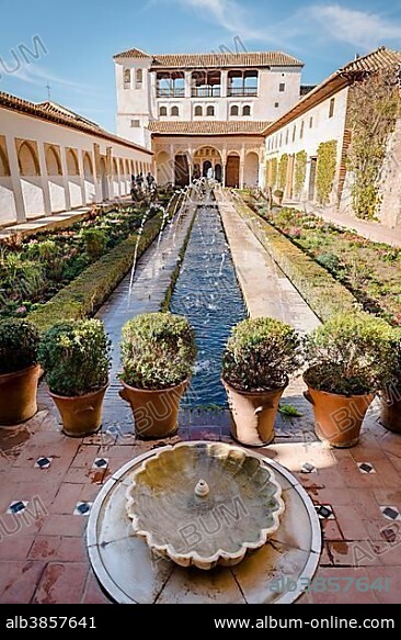 Garden with fountain, Patio de la Acequia, Gardens of the Generalife, Summer Palace Generalife, Palacio de Generalife, Granada, Andalusia, Spain, Europe.