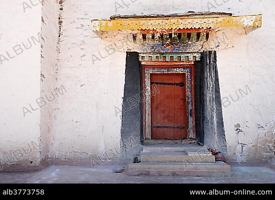 Door, inner courtyard, Potala Palace, winter palace of the Dalai Lama, Lhasa, Tibet, China, Asia.