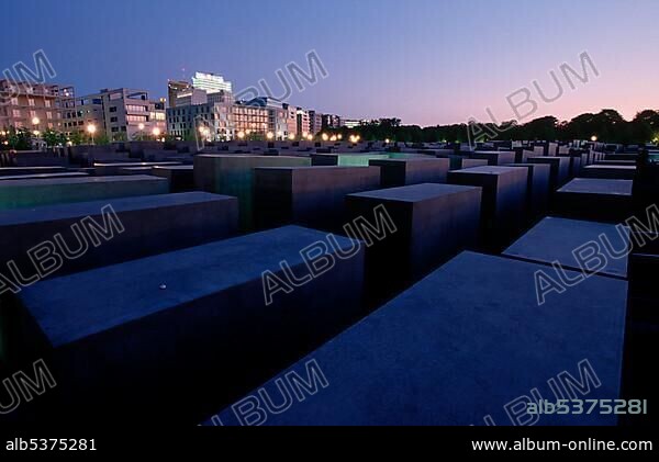 Holocaust memorial designed by architect Peter Eisenman, the Memorial to the Murdered Jews of Europe, with views of the skyline of Potsdamer Platz square, Tiergarten district, Mitte district, Berlin, Deutschland, Europa.