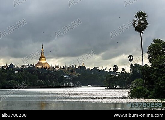 Golden main stupa, chedi, Shwedagon Pagoda, Kandawgyi Lake, Kandawgyi Nature Park, Yangon or Rangoon, Yangon Region, Myanmar, Asia.