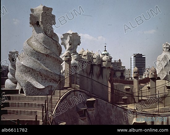 ANTONI GAUDÍ. CHIMENEAS MODERNISTAS DE LA CASA MILA O LA PEDRERA - 1906-10.