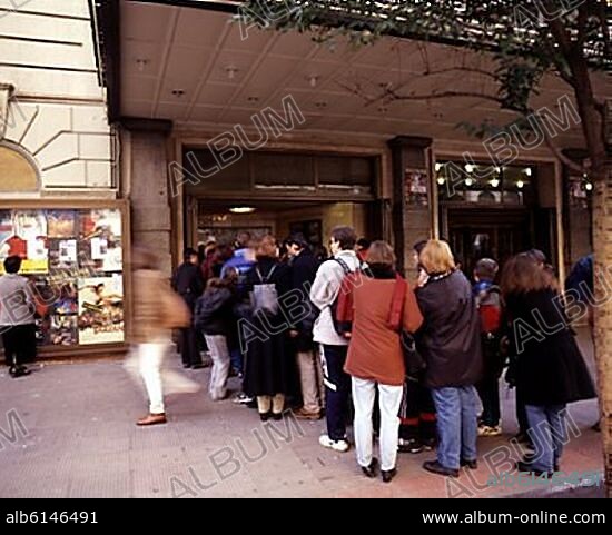 FILA DE GENTE ESPERANDO EN LA TAQUILLA DEL CINE PALACIO DE LA MUSICA SITUADO EN LA CALLE GRAN VIA NUMERO 35.