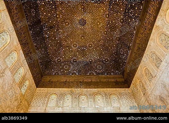 Moorish, Wooden ceiling, stucco decoration, Sala de los Embajadores, Palacios Nazaries, Nasrid palaces, Alhambra, Granada, UNESCO World Heritage Site, Andalusia, Spain, Europe.