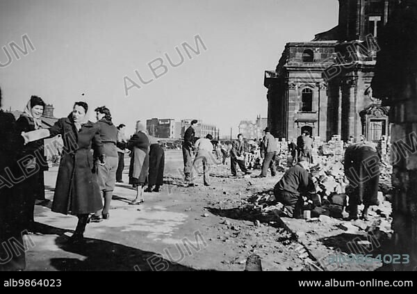 School mission to clear the Old Town of Dresden, which lay in ruins after the bombings in February 1945. Here, the Dresden Altmarkt in front of the burnt-out Kreuzkirche church with a view of Pirnaischer Platz... ExACT dATE OF dEsEvEloPMEnT.