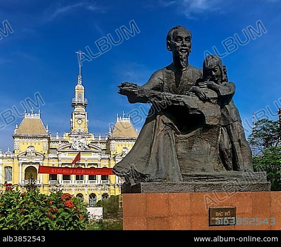Statue of Ho Chi Minh or "Uncle Ho" with a child, Hotel de Ville or Town Hall at back, Saigon, Ho-Chi-Minh-Stadt, Südvietnam, Vietnam, Asia.