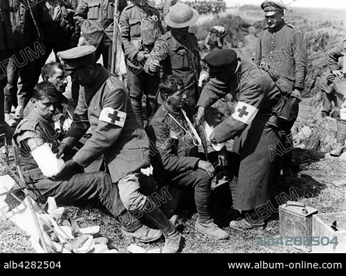 The Second Battle of the Somme. German physicists (prisoners) taking care of the British wounded soldiers in Grevillers (France). August 1918. France, World War I. London, Imperial war museum.
