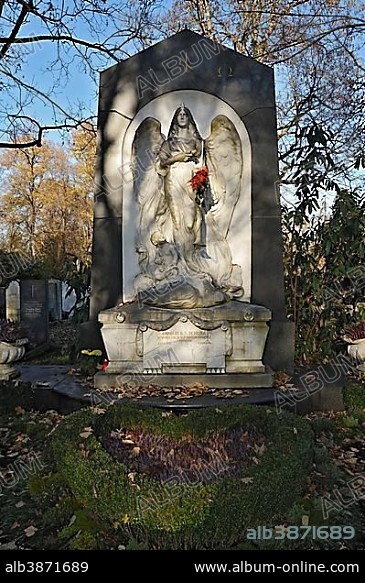 Grave with angel statue on the Ostfriedhof or East Cemetery, Munich, Bavaria, Germany, Europe.