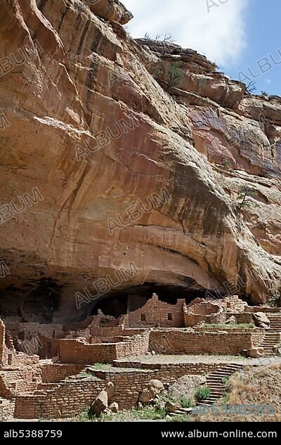 The Long House cliff dwelling at Mesa Verde National Park, featuring cliff dwellings of ancestral Puebloans that are nearly a thousand years old, Cortez, Colorado, USA, North America.