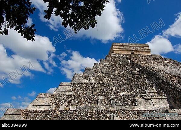Pyramid of Kukulkan, The Castle, Mayan ruins of Chichen Itza, Mayan Riviera, Yucatan Peninsula, Mexico, Central America.
