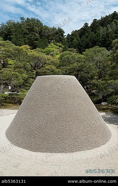 Kogetsudai sand pile at Ginkaku-ji (Zen Temple of the Silver Pavilion), Kyoto, Japan, Asia.