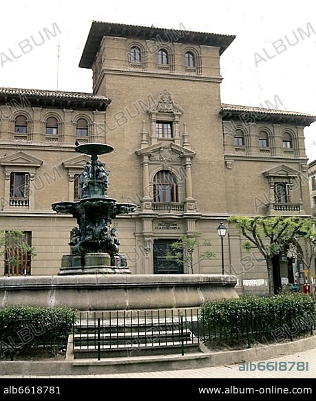 BRUNO FARINA GONZÁLEZ-NOVELLES. EDIFICIO DE LA ANTIGUA DELEGACION DE HACIENDA (1927) EN LA PLAZA DE NAVARRA CON LA FUENTE DE LAS MUSAS (1885) DISEÑADA POR FEDERICO VILLASANTE.