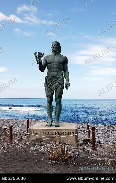 Bronze statue of Hautacuperche, rebel leader of the indigenous people against the Spanish invaders in 1488, La Puntilla, La Gomera, Canary Islands, Spain, Europe.
