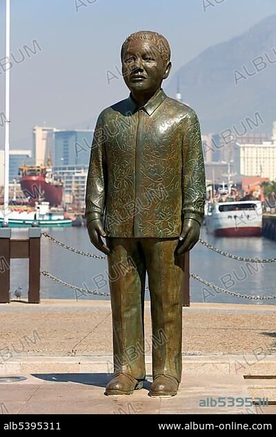 Bronze statue of Nelson Mandela, Victoria & Alfred Waterfront, Cape Town, Western Cape, South Africa, Africa.