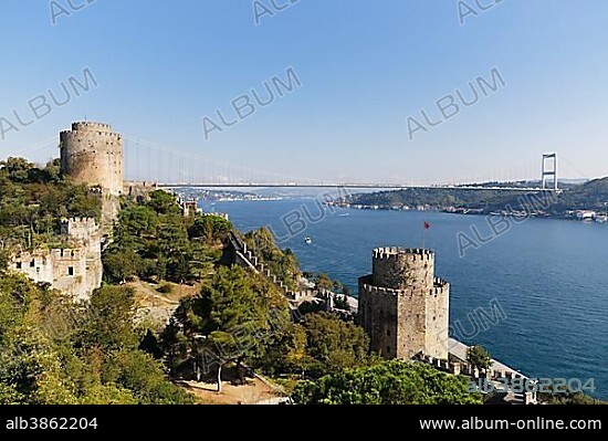 European fortress of Rumelihisari or Rumelian Castle with Saruca Pasa Tower and Halil Pasa Tower, Fatih Sultan Mehmet Bridge, Bosporus, Rumelihisari, Sariyer, Istanbul, European side, Istanbul Province, Turkey, European side, Europe.