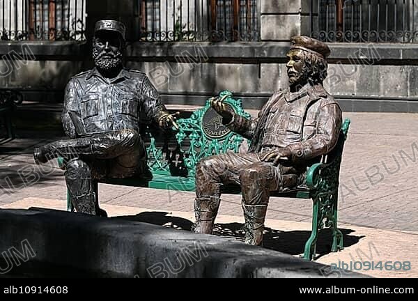 Monumento Encuentro, Meeting Monument, two bronze statues of Fidel Castro and Che Guevara, Tabacalera, Cuauhtemoc, Mexico City.