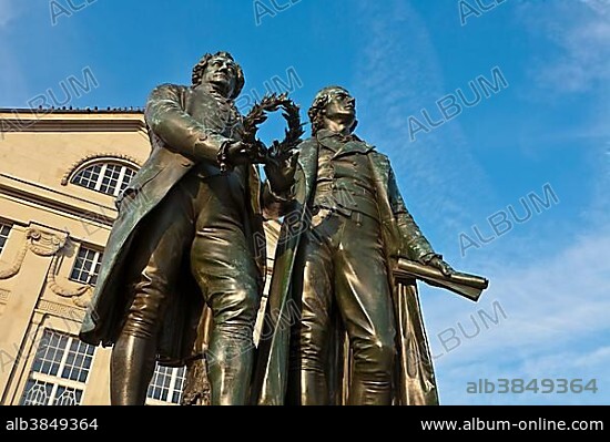 Monument to Goethe and Schiller, Deutsches Nationaltheater, German National Theatre, Theaterplatz square, Weimar, Thuringia, Germany, Europe.