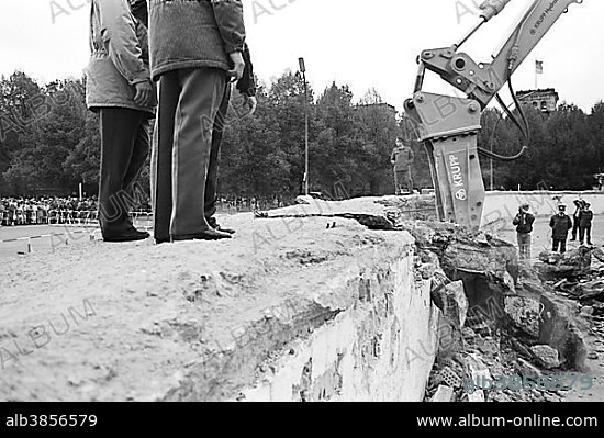 The start of the demolition of the Berlin Wall at the Brandenburg Gate, Berlin, Germany, Europe.