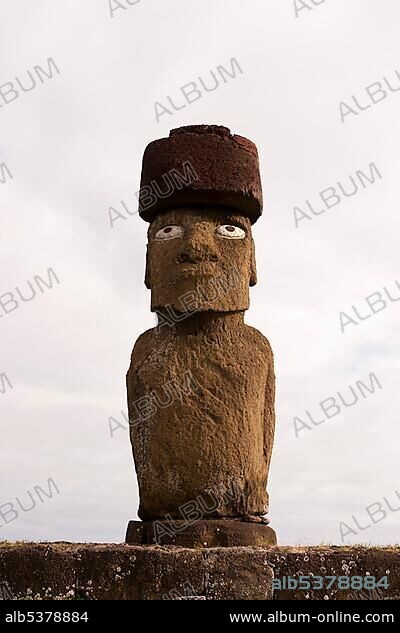 Moai statue, Ahu Ko Te Riku, Tahai Archaeological Complex, Rapa Nui, Easter Island, Chile, South America.