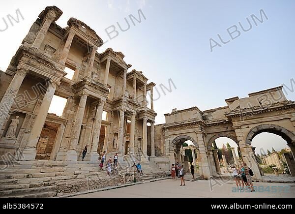 Ruins of Ephesus, Efes, excavations, UNESCO World Heritage Site, Library of Celsus, built 135 AD by C Aquila in memory of his father Celsus, with Gate of Mazaeus and Mithridates at the entrance to the agora at the Library of Celsus, Selcuk, Lycia, Southwest Turkey, west coast, Western Turkey, Turkey, Asia Minor, Asia.