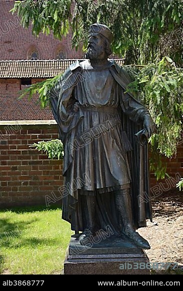 Statue of the Grand Master of the Teutonic Knights, Winrich von Kniprode, Castle of the Teutonic Order in Malbork, Europe's largest medieval castle complex, Malbork, Pomeranian Voivodeship, Poland, Europe.