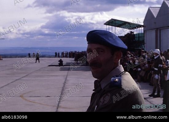 MILITAR EN EL HELIPUERTO DE LA BASE DE LAS FAMET.