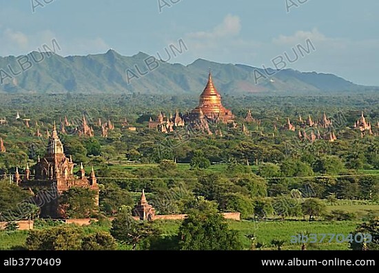 Pagoda field, Buddhist pagodas, Old Bagan, Pagan, Bagan, Myanmar, Burma, Southeast Asia, Asia.