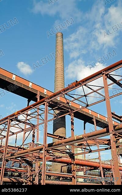 Chimney, steel scaffolding, coking plant, Zeche Zollverein mine, industrial monument, Unesco World Heritage Site, Route der Industriekultur Route of Industrial Heritage, Essen, Ruhrgebiet area, North Rhine-Westphalia, Germany, Europe.