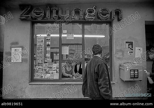 GDR, Berlin, 07.03.1990, newspaper kiosk in Schöneweide
