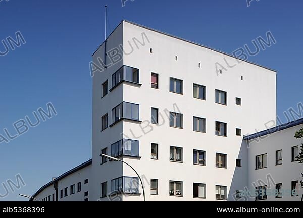 Weisse Stadt, White City, built in 1929-31 by Bruno Ahrends, Wilhelm Buening and Otto Rudolf Salvisberg, green settlement by Ludwig Lesser, Berlin Modernist Housing Estates, UNESCO World Heritage Site, Aroser Allee, Gotthardstrasse, Reinickendorf, Berlin, Germany, Europe.