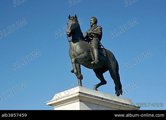 Equestrian statue of Henri IV on the Pont Neuf bridge, Paris, Île-de-France, France, Europe.