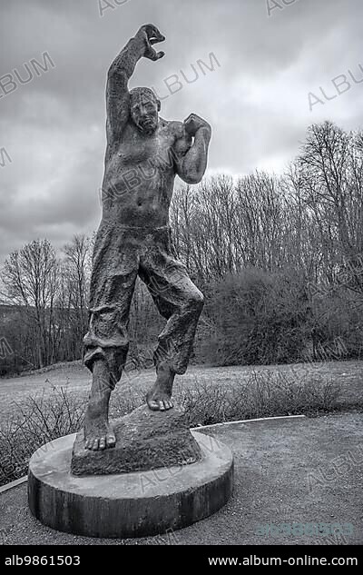 The sculptor Fritz Cremer created the 2.96 m bronze statue in 1966 and 1967, which shows a man climbing. In 1975, the GDR donated it to the United Nations and it was erected in the park of the UN headquarters in New York. Second casts of the sculpture can be found in Magdeburg, Rostock and in Plauen, Vogtland, on the Bärenstein near the upper railway station. I photographed it there. With his work, the artist expressed the struggle and the suffering.