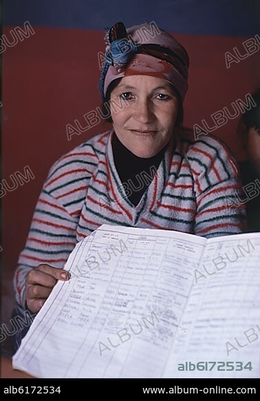 DUEÑA DE UNA HOSPEDERIA MOSTRANDO EL LIBRO DE REGISTRO DONDE APARECEN FAMOSOS.
