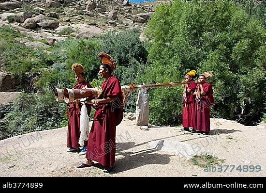 Tibetan Buddhism, monks of the Yellow Hat sect wearing yellow hats and blowing their horns, Dungchen horns, long horns, Sera Monastery, Lhasa, Ue-Tsang, Central Tibet, Tibet Autonomous Region, Himalaya Range, People's Republic of China, Asia.